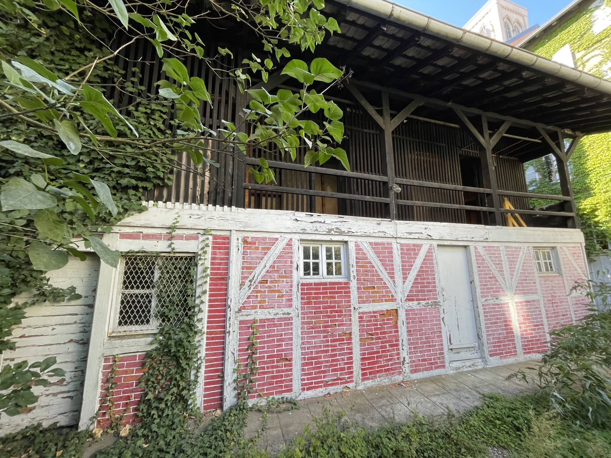 St Joseph bâtiment en arrière cour arrière a rénover